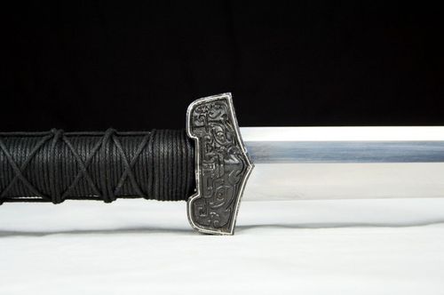 5厘米 刃材:手锻旋焊羽毛纹花纹钢 材鞘:黑檀木 剑刃:旋焊羽毛纹,八面